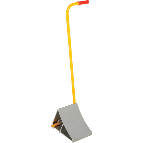 Cale de roues en aluminium avec poign&eacute;e, 7" la x 11-7/8" p x 7-11/16" h Waymarc Industries Inc