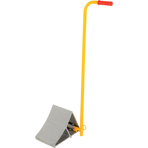 Cale de roues en aluminium avec poign&eacute;e, 7" la x 11-7/8" p x 7-11/16" h Waymarc Industries Inc