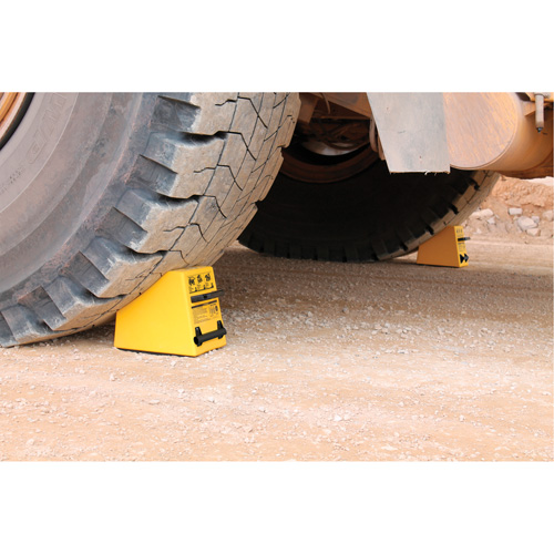 Cale de roue ultra-robuste pour l'exploitation mini&egrave;re Checkers Safety, PEHD, Jaune, 14-1/2" la x 17-1/2" p x 16" h Waymarc Industries Inc