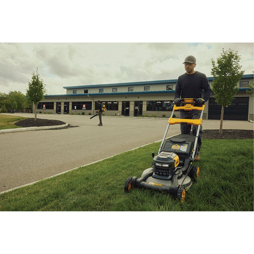 Trousse tondeuse &agrave; gazon autopropuls&eacute;e sans balais sans fil avec roues motrices arri&egrave;res 60 V MAX*, Pouss&eacute;e automatique, &agrave; pile, Largeur de coupe 21" Waymarc Industries Inc
