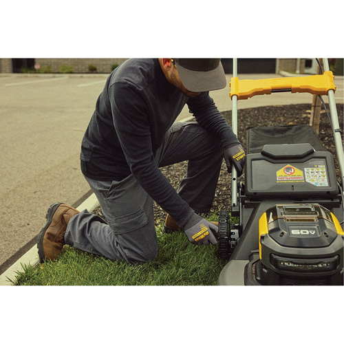 Trousse tondeuse &agrave; gazon autopropuls&eacute;e sans balais sans fil avec roues motrices arri&egrave;res 60 V MAX*, Pouss&eacute;e automatique, &agrave; pile, Largeur de coupe 21" Waymarc Industries Inc