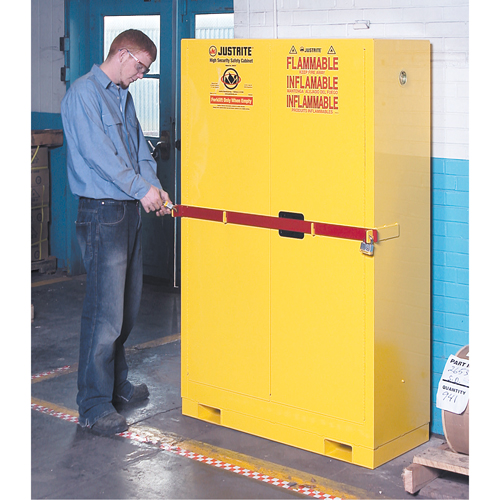 Armoire de rangement haute s&eacute;curit&eacute; avec barre en acier pour produits inflammables, 45 gal., 2 tablettes Waymarc Industries Inc
