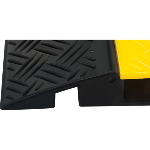 Protecteur de c&acirc;bles en polyur&eacute;thane, 3 canaux, 35,43" lo x 19,69" la x 3" h Waymarc Industries Inc