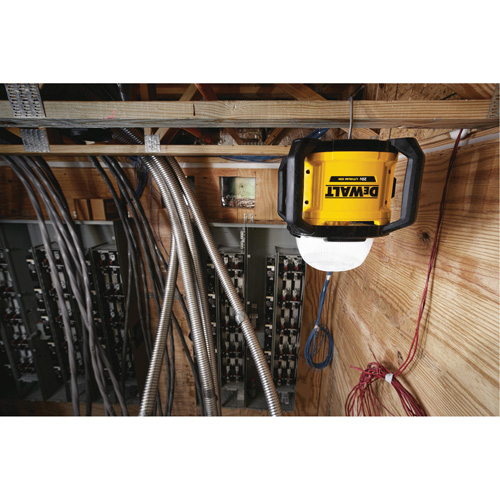 Baladeuse polyvalent sans fil Tool Connect 20V Max, DEL, 5000 lumens, Boîtier en Plastique Waymarc Industries Inc
