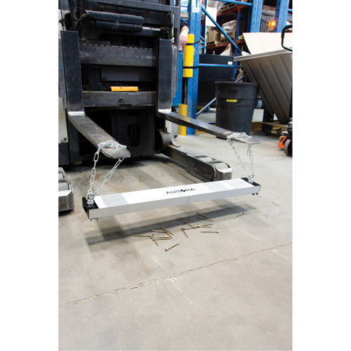 Balais de cour magn&eacute;tique, 36" la Waymarc Industries Inc