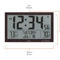 Horloge à réglage automatique à calendrier complet avec de très grands caractères, Numérique, À piles, Brun OR498 | Waymarc Industries Inc