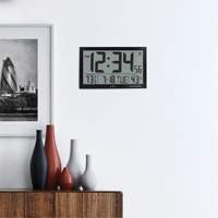 Horloge murale géante étroite à réglage automatique, Numérique, À piles, Blanc OR503 | Waymarc Industries Inc