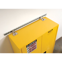 Attache de retenue contre les s&eacute;ismes pour armoire Sure-Grip Ex pour produits inflammables Waymarc Industries Inc