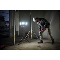 Lampe de travail &agrave; DEL professionnelle &agrave; panneaux pliants lumens sans fil 18V sur tr&eacute;pied, DEL, 3600 lumens Waymarc Industries Inc